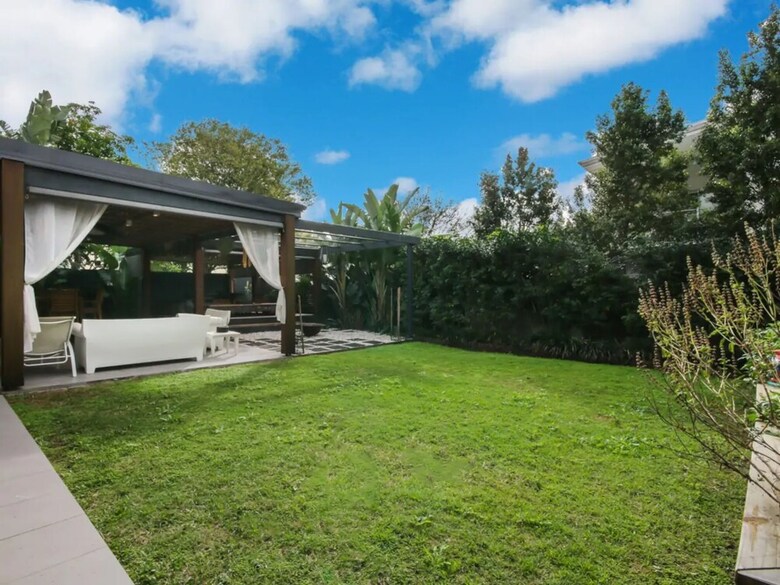 Spacious 2 Bedroom Apartment In Ascot With Large Private Garden