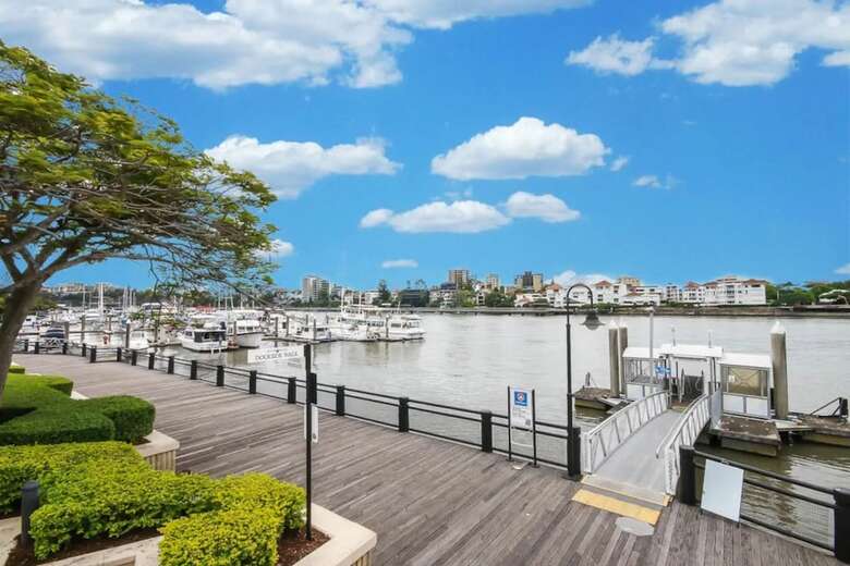 Modern 2 Bedroom River View Apartment In Docklands