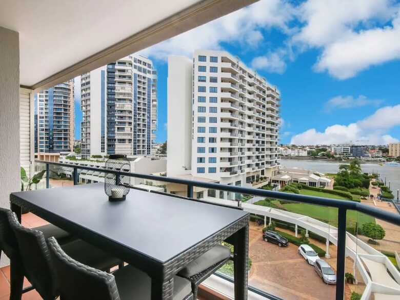 Modern 2 Bedroom River View Apartment In Docklands