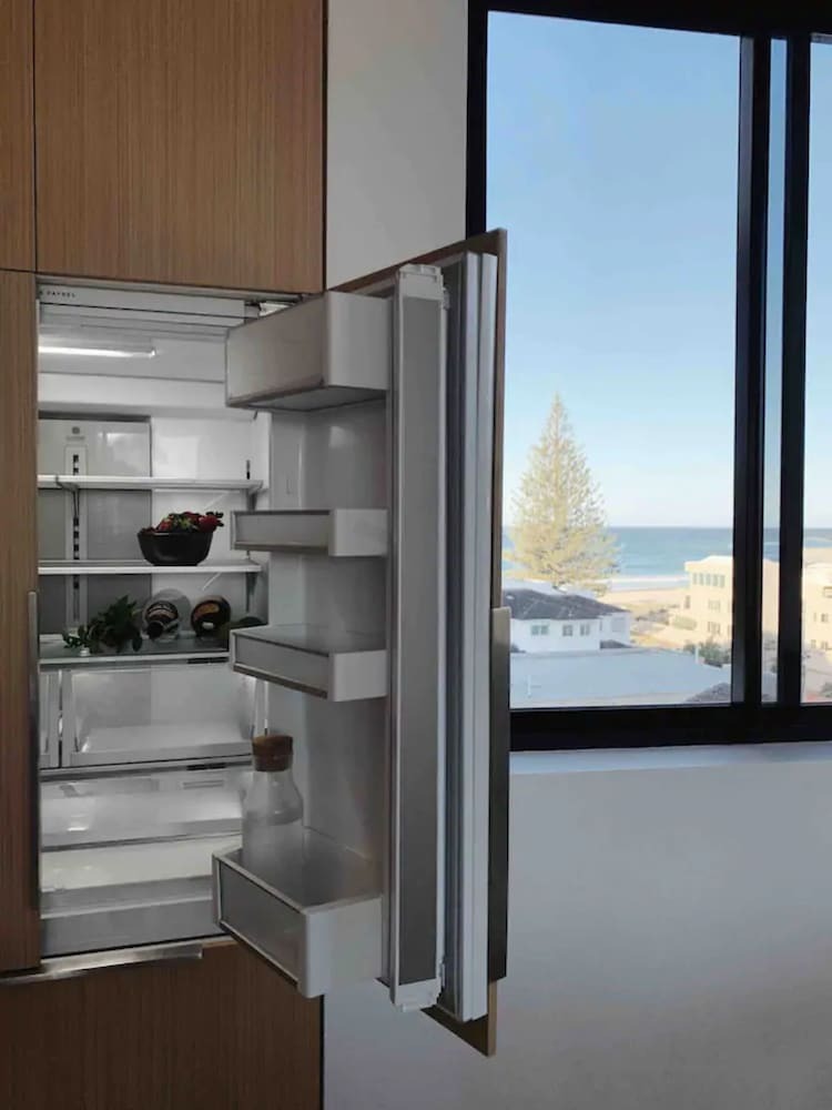 Modern 2 Bedroom Palm Beach Apartment With Ocean Views