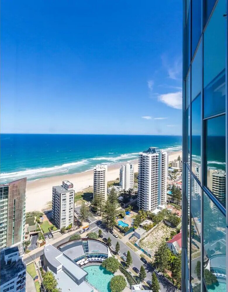 3 Bedroom Apartment With Breathtaking Views In Iconic Q1