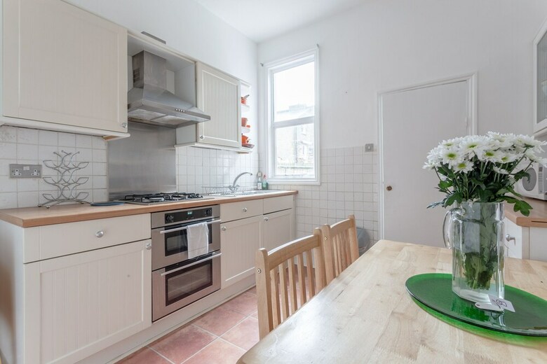 Spacious 4 Bedroom House Close To Tooting Station