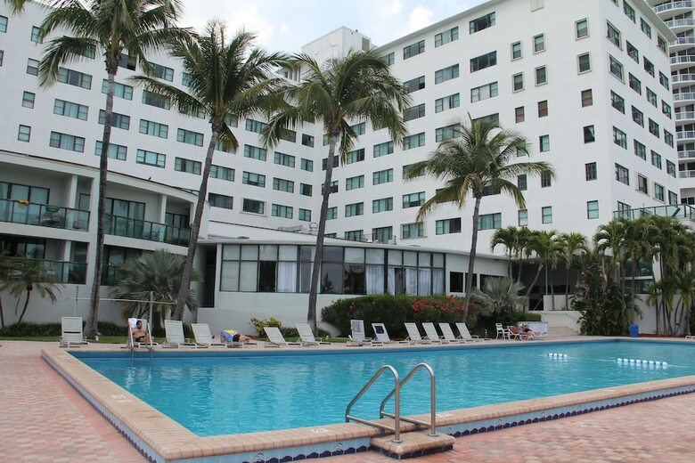 Hotel Waterfront Condo, Heated Pool, Direct Beach Access