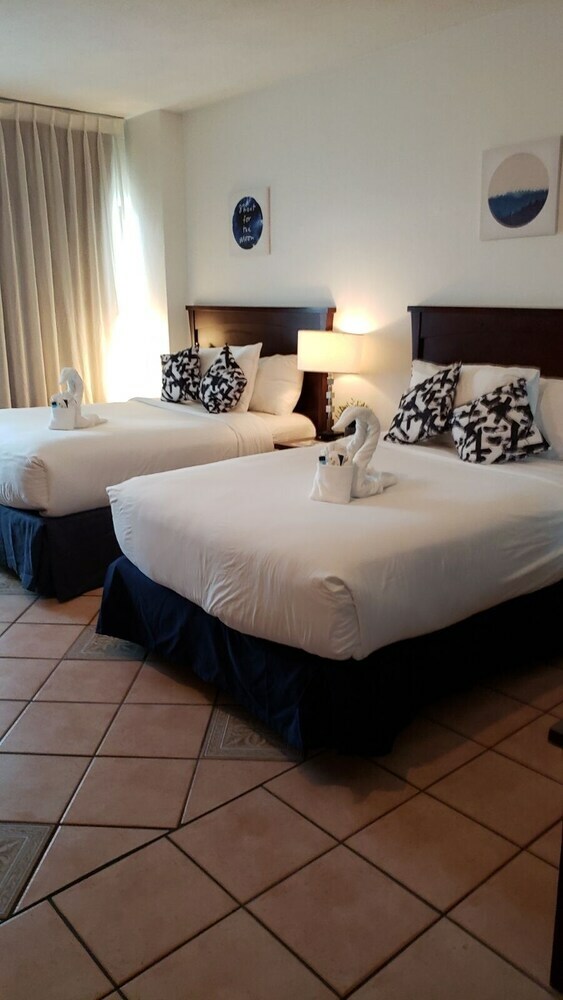 Hotel Waterfront Condo, Heated Pool, Direct Beach Access