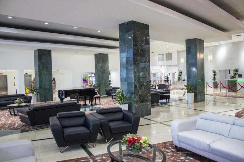 Beautiful & Spacious Studio Right On The Beach On Millionaire?s Row!