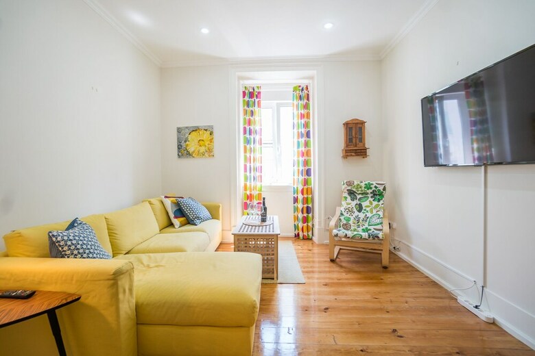 Colorful And Bright 3 Apartment