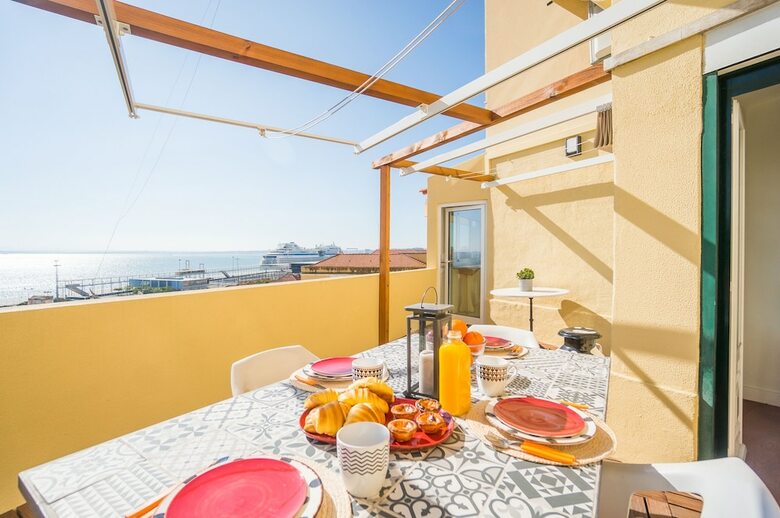 Panoramic Tagus River Terrace Apartment In Alfama