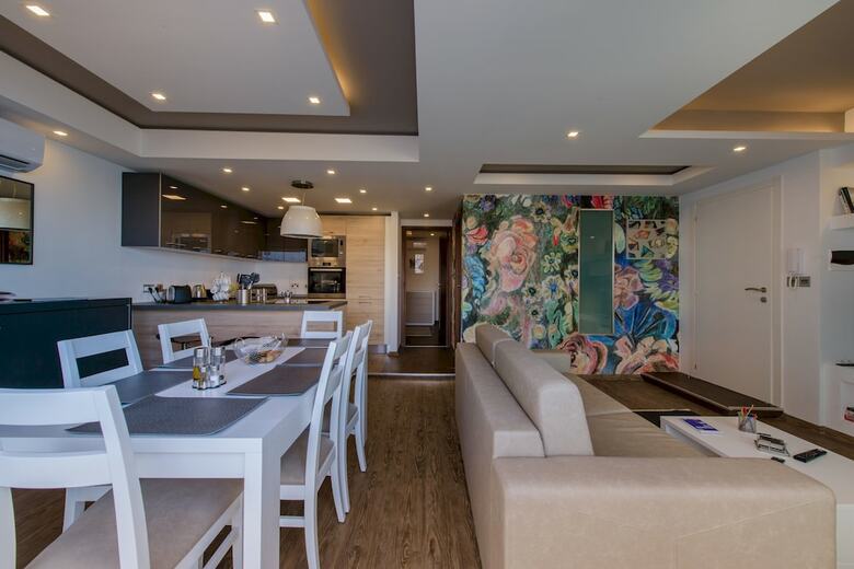 Stylish Seaview Apartment In A Prime Location