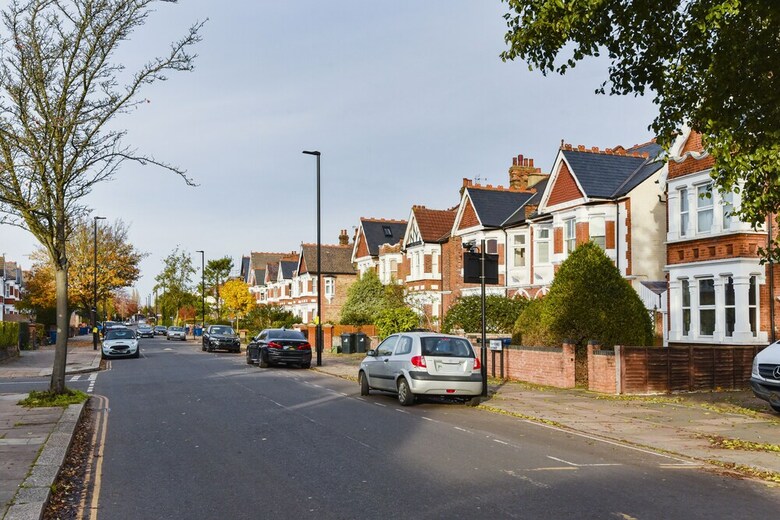 Stylish Family Home Close To Ealing Common