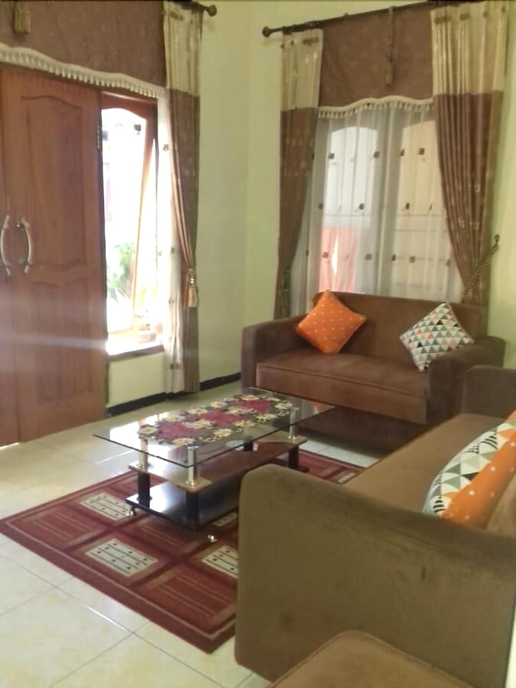 Hotel Lestary Homestay