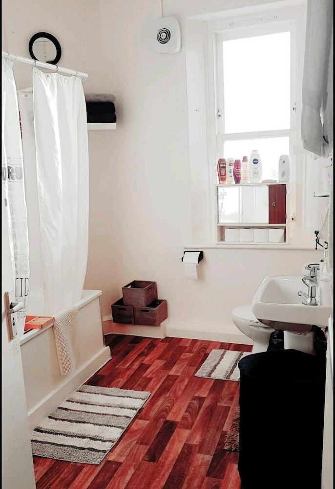 Private Home. Entry B'yard Free Parking.