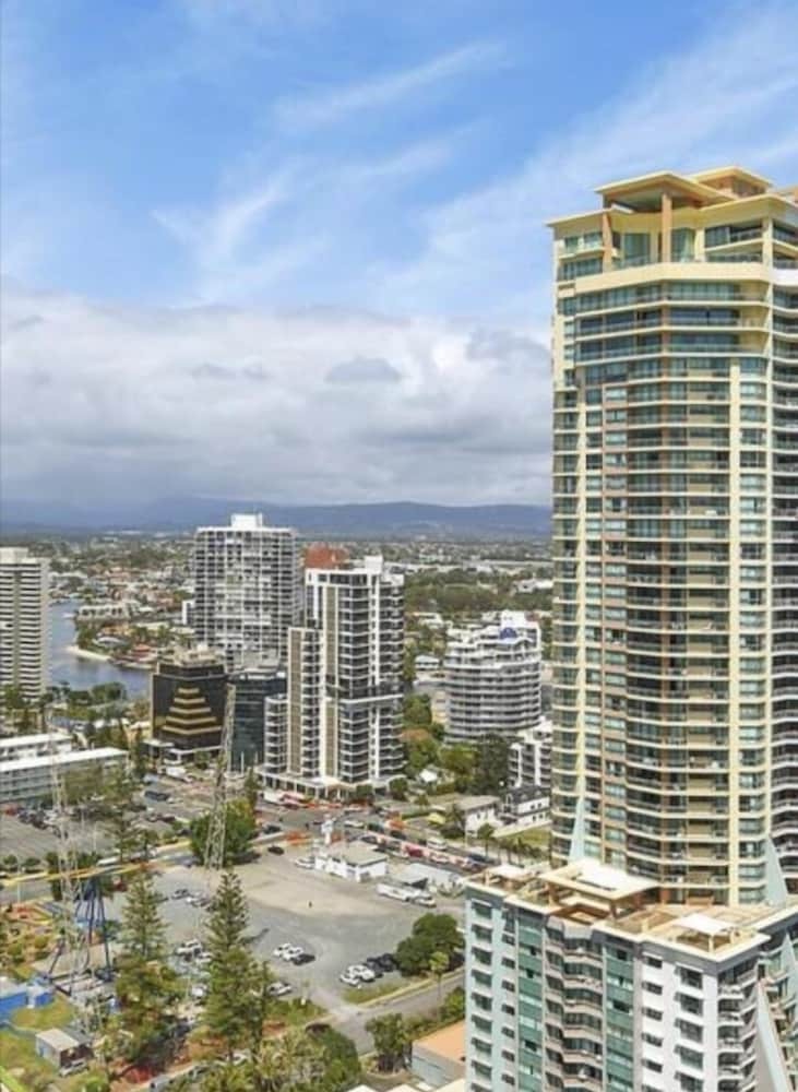Oceanfront In Surfers Paradise Retreat