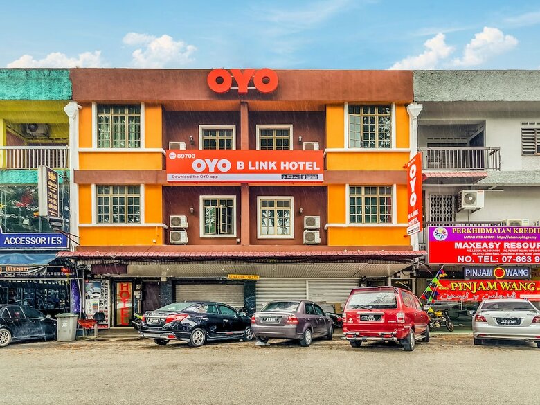 Oyo 89703 B Link Hotel