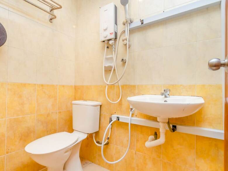 Oyo 89703 B Link Hotel