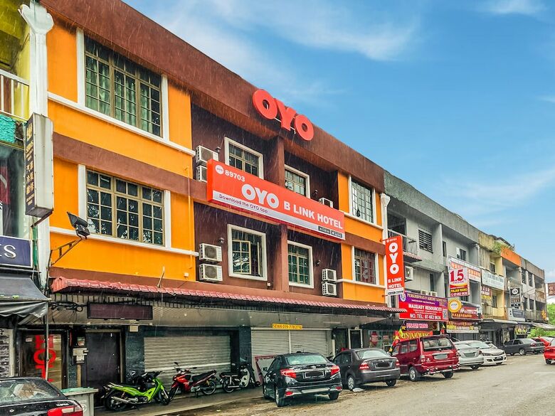 Oyo 89703 B Link Hotel