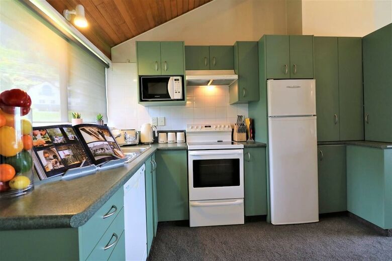 Spacious Lake View Alpine Townhouse Walk To Town
