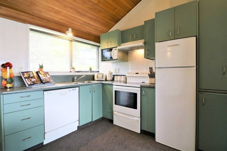 Spacious Lake View Alpine Townhouse Walk To Town