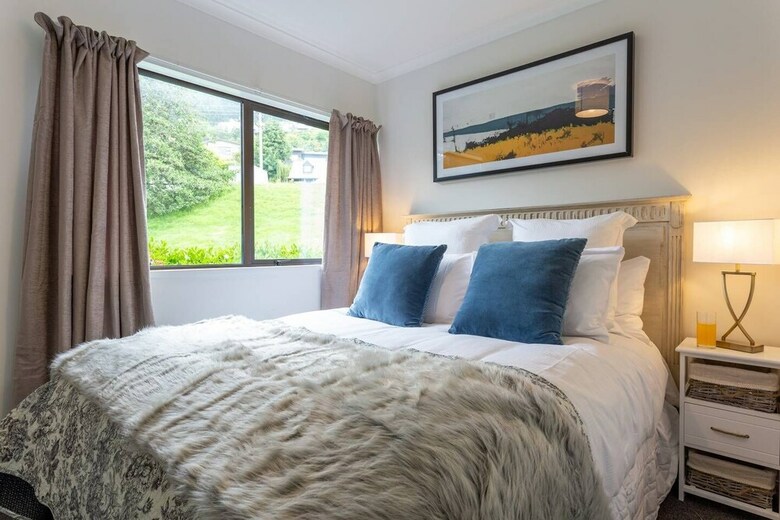 Spacious Lake View Alpine Townhouse Walk To Town