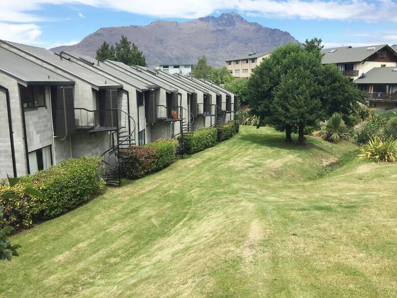 Spacious Lake View Alpine Townhouse Walk To Town