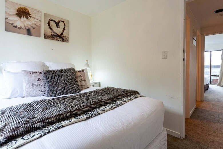 Beautiful Spacious Lake View City Townhouse
