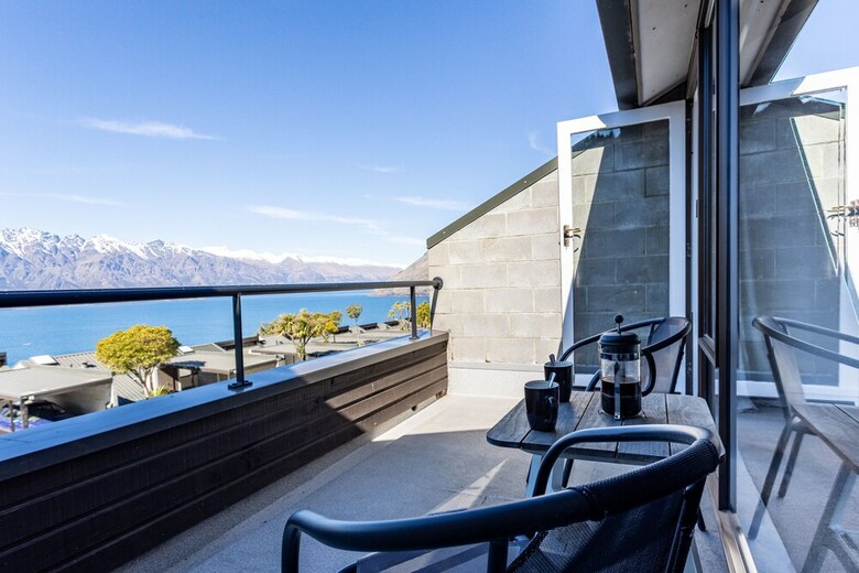 Beautiful Spacious Lake View City Townhouse