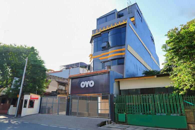 Hostal Oyo 2308 Seven Season Residence