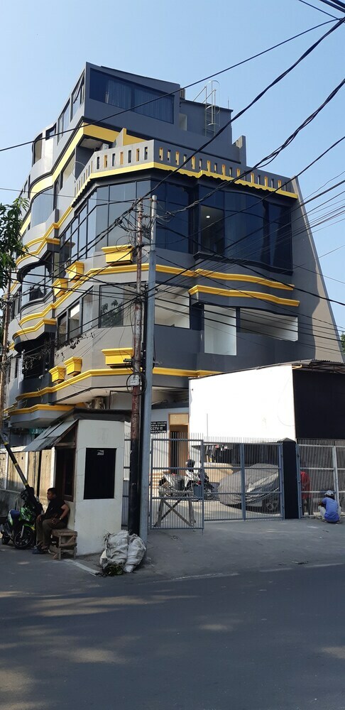 Hostal Oyo 2308 Seven Season Residence