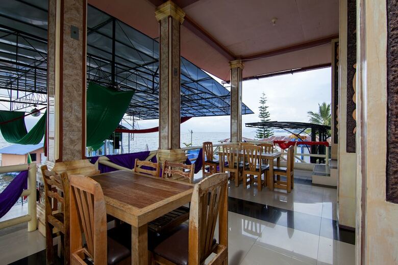 Oyo 2208 Thyesza Hotel