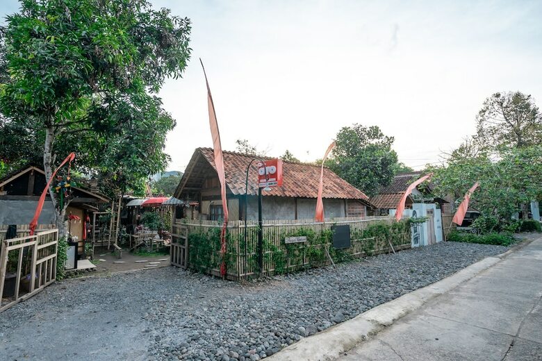 Hostal Oyo 2393 Omahe Nawung