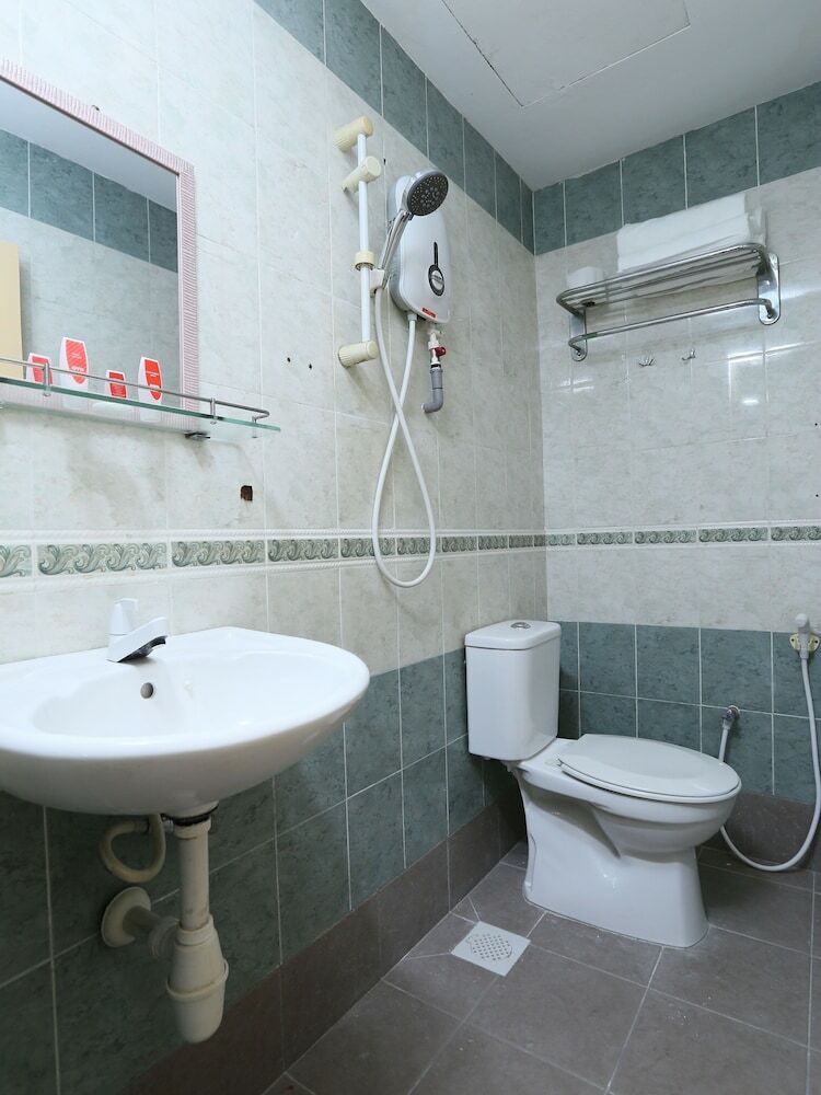 Oyo 89672 Eg Hotel Jj