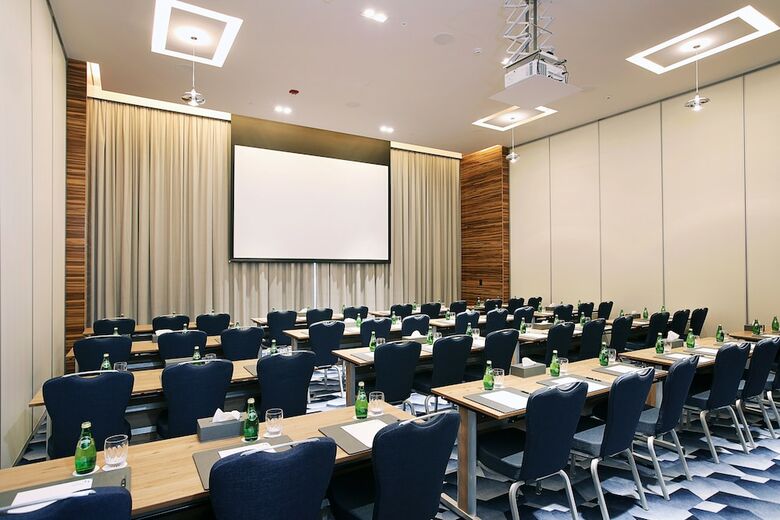 Grand Cosmopolitan Hotel
