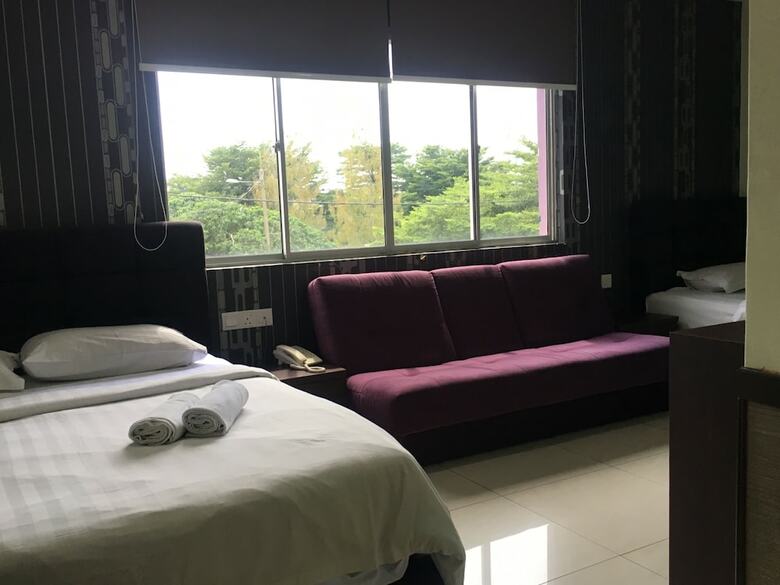 Oyo 89856 Mf Hotel