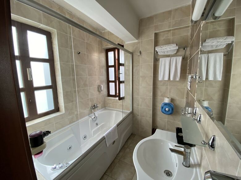 Cicerone Lodge Hotel