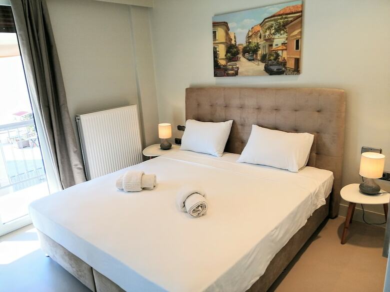 Luxurious Minimal Apartment In Acropolis