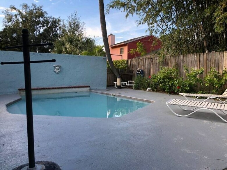 6149 Sandcrest � Next To Universal. 8 Beds. Pool. Very Clean