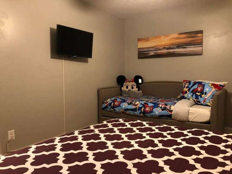 6149 Sandcrest � Next To Universal. 8 Beds. Pool. Very Clean