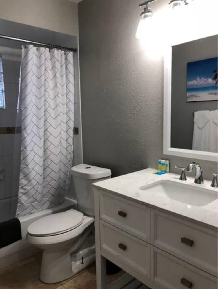 6149 Sandcrest � Next To Universal. 8 Beds. Pool. Very Clean