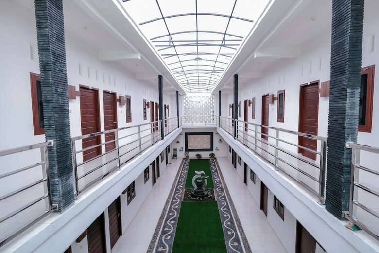 Hostal Oyo 2587 Enfaza Guesthouse