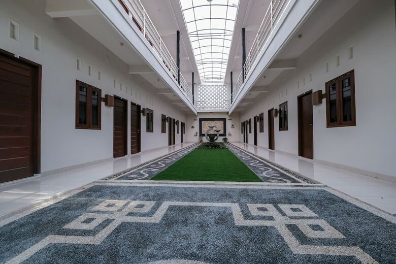 Hostal Oyo 2587 Enfaza Guesthouse