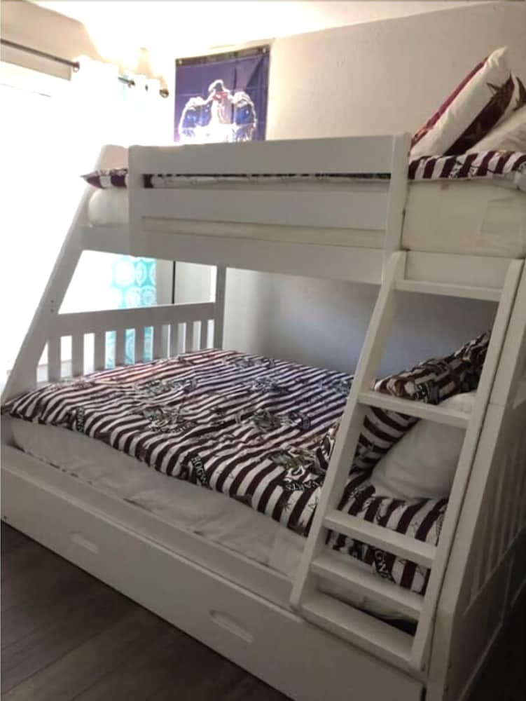 6151 Sandcrest � Next To Universal. Pool Sleep 9. Walk To Park