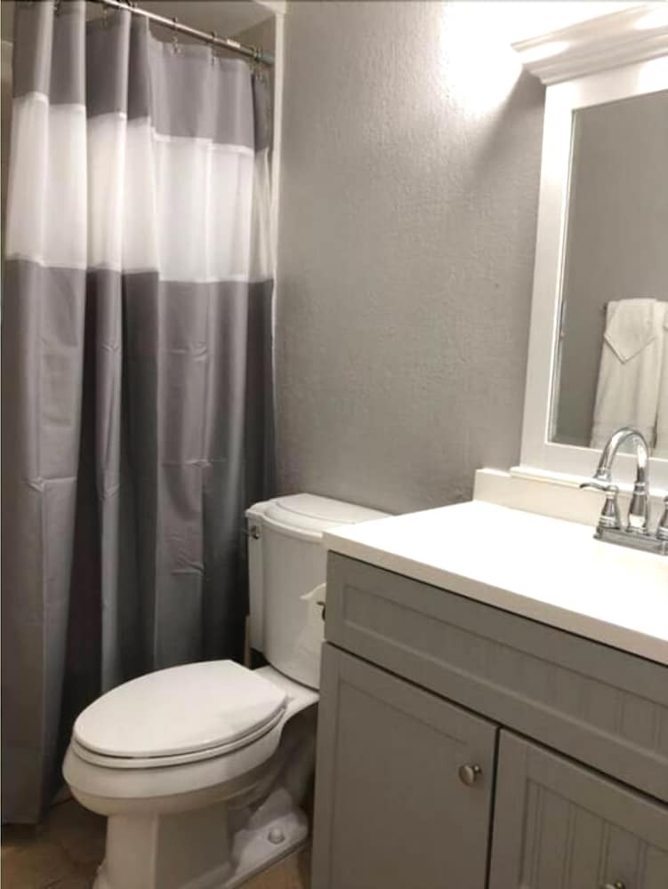 6151 Sandcrest � Next To Universal. Pool Sleep 9. Walk To Park
