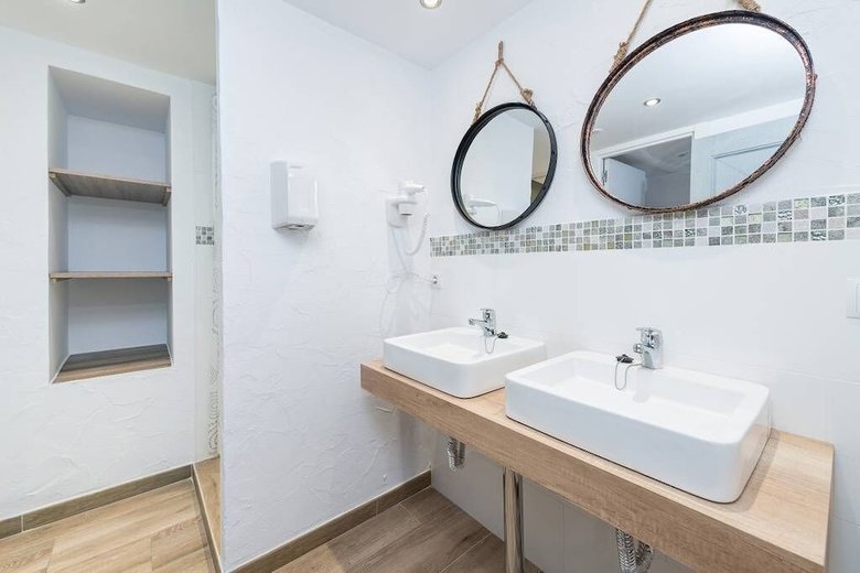 Hostal Y Hostel - Albergue Juvenil
