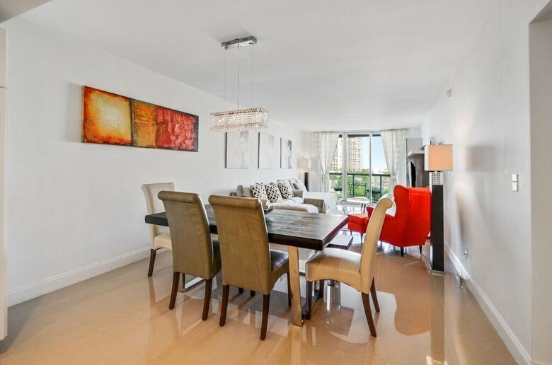 1 Bedroom +den Bay View Or620