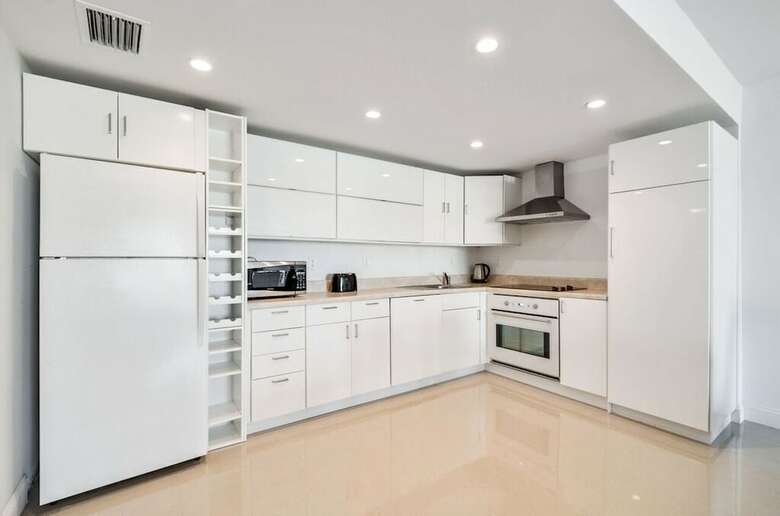1 Bedroom +den Bay View Or620