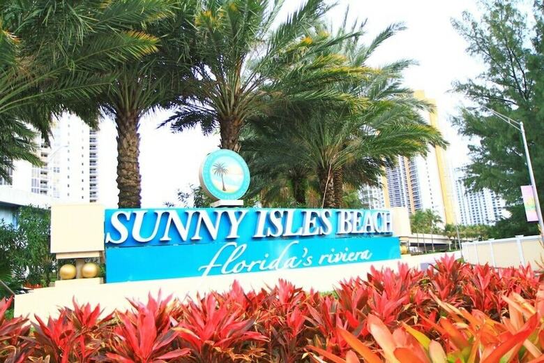1 Bedroom +den Bay View Or620