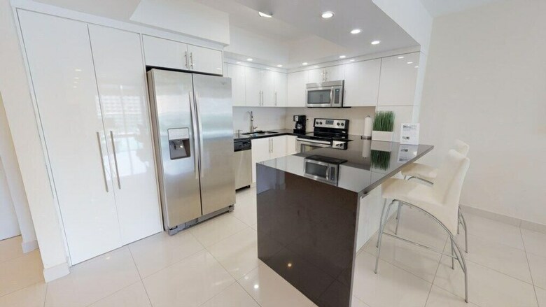 Premium 1 Bedroom +den Ocean View Or925