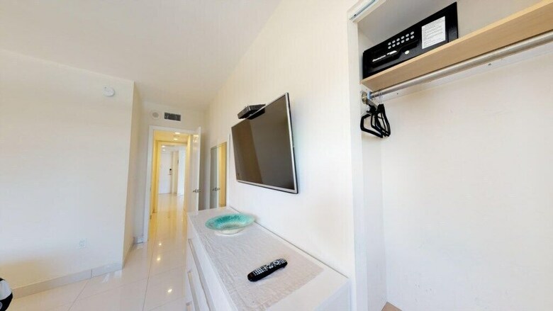 Premium 1 Bedroom +den Ocean View Or925