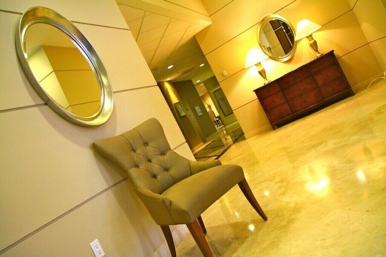 1 Bedroom + Den Bay View Apartment Or1610