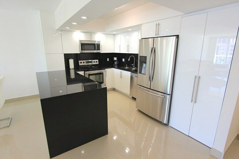 1 Bedroom + Den Bay View Apartment Or1610