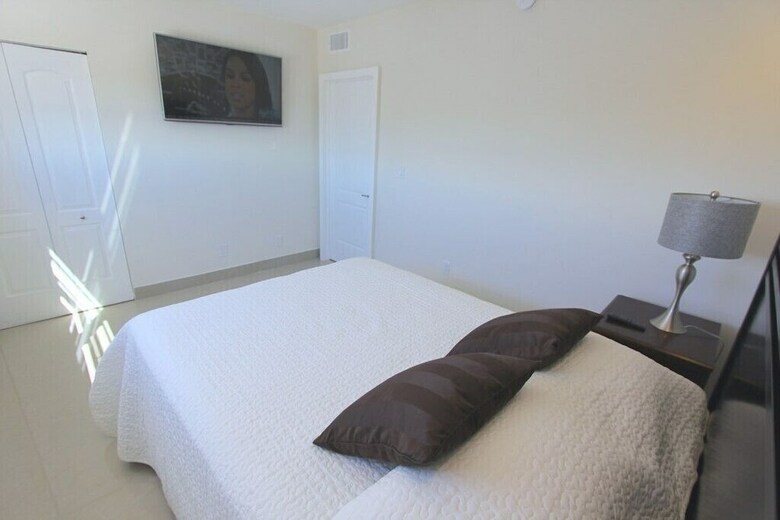 1 Bedroom + Den Bay View Apartment Or1610